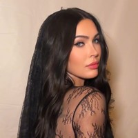 Megan Fox memancarkan aura pregnancy glow dengan rias wajah soft glam yang fokus menonjolkan sorot mata tajam dan seksi. Bibirnya dipulas lipstik bernuansa rose pink. Foto: Instagram/@jennakristina