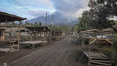 Penampakan Pasar Boru Lumpuh Terdampak Erupsi Gunung Lewotobi