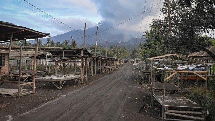 Penampakan Pasar Boru Lumpuh Terdampak Erupsi Gunung Lewotobi Kondisi Pasar Boru dengan latar belakang erupsi Gunung Lewotobi Laki-laki di Desa Boru, Wulanggitang, Kabupaten Flores Timur, NTT, Minggu (17/11/2024). Pasar yang merupakan pusat perdagangan terbesar dan teramai di Flores Timur bagian barat itu kini ditinggal para pedagangnya yang mengungsi ke sejumlah titik aman pascaerupsi besar Lewotobi hampir dua pekan lalu. ANTARA FOTO/Aditya Pradana Putra/rwa.