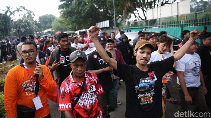 Pendukung Paslon Gubernur Jakarta Ramaikan Lokasi Debat Pendukung Pasangan Calon Gubernur dan Wakil Gubernur nomor urut satu Ridwan Kamil-Suswono dan Pendukung Pasangan Calon Gubernur nomor urut 3 Pramono-Rano di depan Ballroom Hotel Sultan, Jakarta, Minggu (17/11/2024).