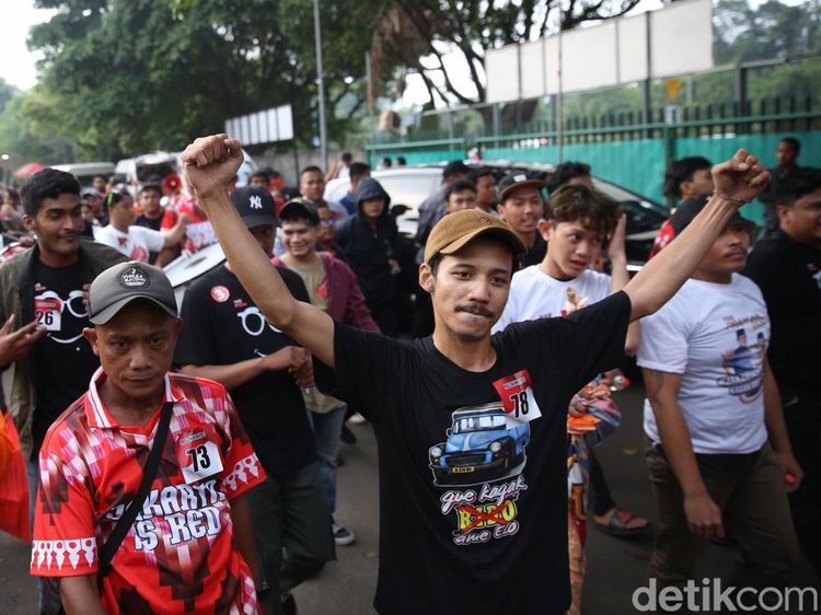 Pendukung Paslon Gubernur Jakarta Ramaikan Lokasi Debat