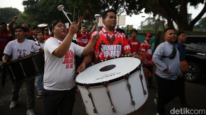 Pendukung Paslon Gubernur Jakarta Ramaikan Lokasi Debat Pendukung Pasangan Calon Gubernur dan Wakil Gubernur nomor urut satu Ridwan Kamil-Suswono dan Pendukung Pasangan Calon Gubernur nomor urut 3 Pramono-Rano di depan Ballroom Hotel Sultan, Jakarta, Minggu (17/11/2024).