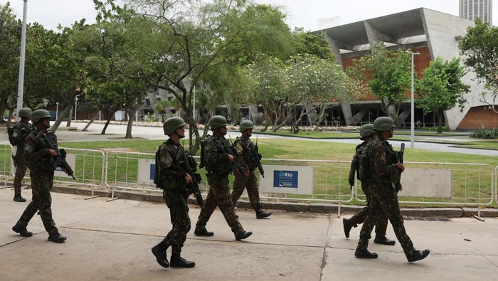 Penjagaan Ketat Kota Rio de Janeiro Jelang KTT G20 Brasil Army soldiers patrol the Museum of Modern Art (MAM), the venue of the G20 summit, in Rio de Janeiro, Brazil November 14, 2024. REUTERS/Pilar Olivares