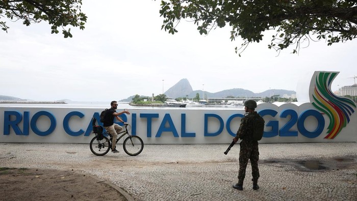 Penjagaan Ketat Kota Rio de Janeiro Jelang KTT G20 Brasil Army soldiers patrol the Museum of Modern Art (MAM), the venue of the G20 summit, in Rio de Janeiro, Brazil November 14, 2024. REUTERS/Pilar Olivares