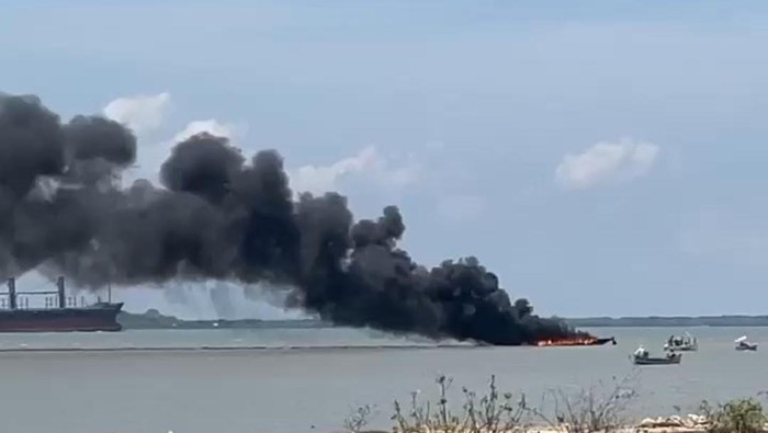 Perahu nelayan terbakar di perairan Desa Sembilangan, Bangkalan