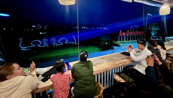 Pertunjukkan laser di Desa Jatiluwih, Kecamatan Penebel, Tabanan, Bali, Sabtu (16/11/2024). (Firizqi Irwan/detikBali)