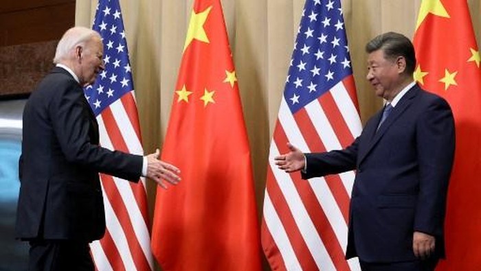 US President Joe Biden (L) shakes hands with Chinese President Xi Jinping on the sidelines of the Asia-Pacific Economic Cooperation (APEC) summit in Lima, Peru, November 16, 2024. (Photo by Leah Millis / POOL / AFP)
