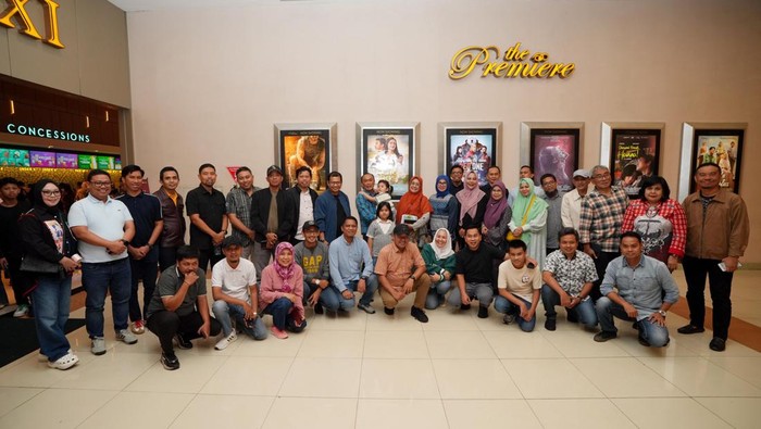 Pj Gubernur Sulsel Prof Zudan Arif Fakrulloh nonton film Puang Bos bareng pejabat lingkup Pemprov Sulsel.