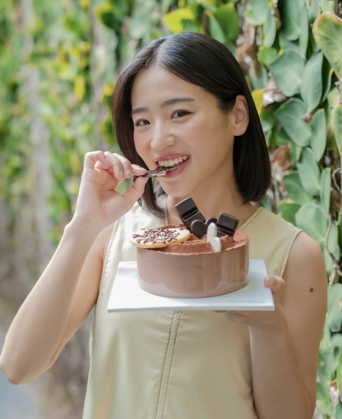 Pose Haruka Nakagawa Eks JKT48 Saat Makan Popcorn dan Jualan Sate