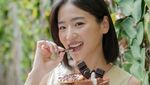 Pose Haruka Nakagawa Eks JKT48 Saat Makan Popcorn dan Jualan Sate