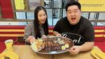 Pose Haruka Nakagawa Eks JKT48 Saat Makan Popcorn dan Jualan Sate