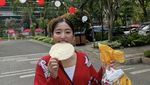 Pose Haruka Nakagawa Eks JKT48 Saat Makan Popcorn dan Jualan Sate