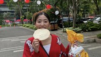 10 tahun berkarya di Indonesia membuat eks JKT48 ini kerap merayakan kemerdekaan Indonesia. Dengan baju merah putih, Ia turut menunjukan momen saat makan kerupuk. Foto: Instagram @haruuuu_chan