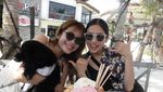 Pose Haruka Nakagawa Eks JKT48 Saat Makan Popcorn dan Jualan Sate