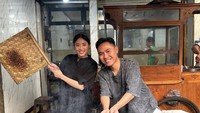 Tak hanya itu, Haruka Nakagawa juga pernah mampir ke sebuah warung sate. Selain mencicipi sate, wanita itu juga ikut membakar sate. Foto: Instagram @haruuuu_chan
