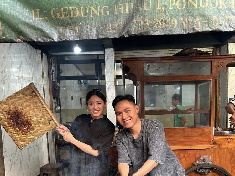 Pose Haruka Nakagawa Eks JKT48 Saat Makan Popcorn dan Jualan Sate