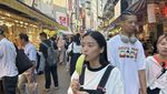 Pose Haruka Nakagawa Eks JKT48 Saat Makan Popcorn dan Jualan Sate