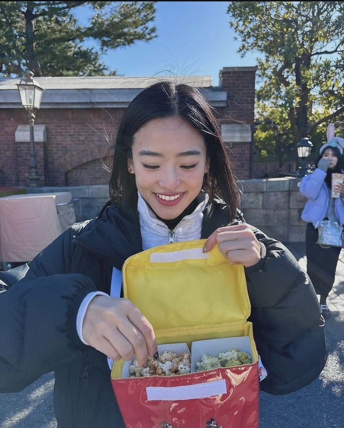 Pose Haruka Nakagawa Eks JKT48 Saat Makan Popcorn dan Jualan Sate Pose Haruka Nakagawa Eks JKT48 Saat Makan Popcorn dan Jualan Sate