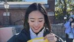 Pose Haruka Nakagawa Eks JKT48 Saat Makan Popcorn dan Jualan Sate