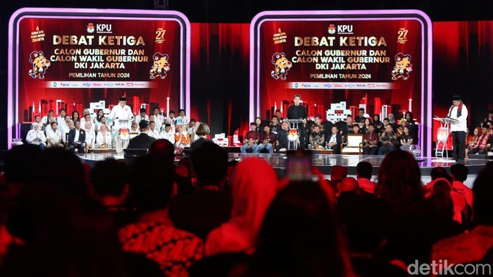 Ketiga calon wakil gubernur DKI Jakarta saling adu gagasan atas pertanyaan yang disampaikan debat ketiga di Hotel Sultan, Jakarta, Minggu (17/11/2024).