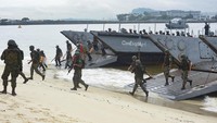 Selama latihan tersebut, dua kapal angkatan laut mendarat di pantai Marina da Gloria, yang terletak di sebelah Museum Seni Modern (MAM) yang akan menjadi tempat penyelenggaraan G20. REUTERS/Tita Barros