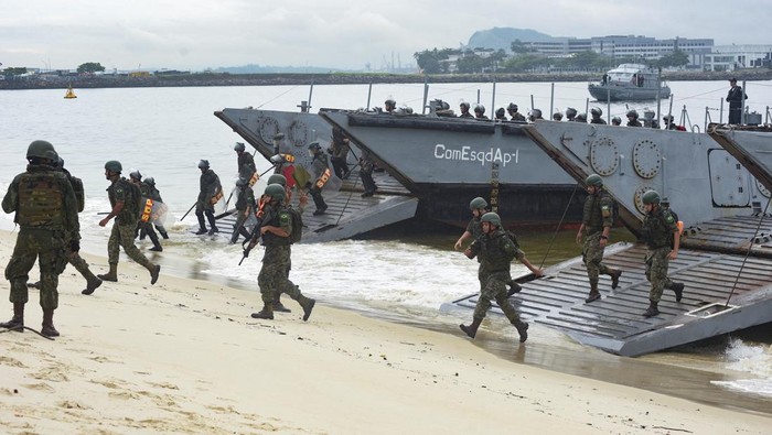 Potret Militer Brasil Gelar Latihan Keselamatan Jelang KTT G20 Brazilian navy ships take part in an evacuation drill at Guanabara Bay ahead of the G20 summit in Rio de Janeiro, Brazil November 15, 2024. REUTERS/Tita Barros