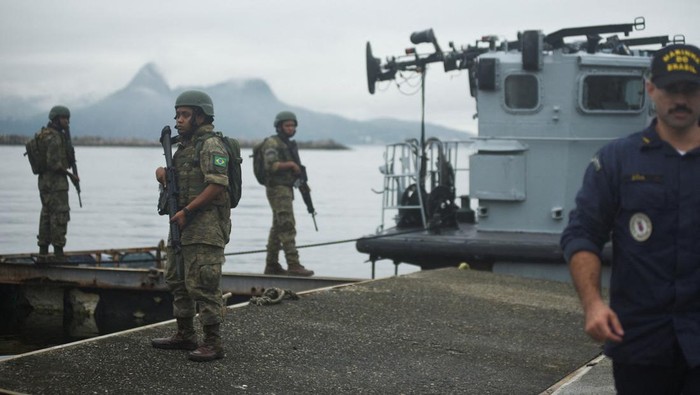 Potret Militer Brasil Gelar Latihan Keselamatan Jelang KTT G20 Brazilian navy ships take part in an evacuation drill at Guanabara Bay ahead of the G20 summit in Rio de Janeiro, Brazil November 15, 2024. REUTERS/Tita Barros