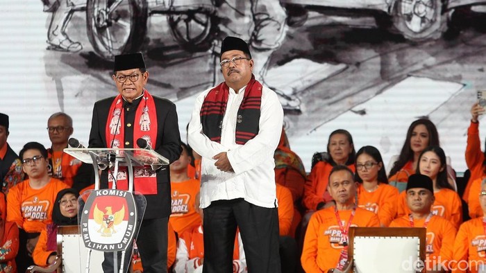 Ketiga pasangan calon guburnur DKI Jakarta menyampaikan visi misi saat debat ketiga di Hotel Sultan, Jakarta, Minggu (17/11/2024).