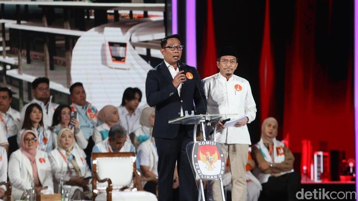 Ketiga pasangan calon guburnur DKI Jakarta menyampaikan visi misi saat debat ketiga di Hotel Sultan, Jakarta, Minggu (17/11/2024).