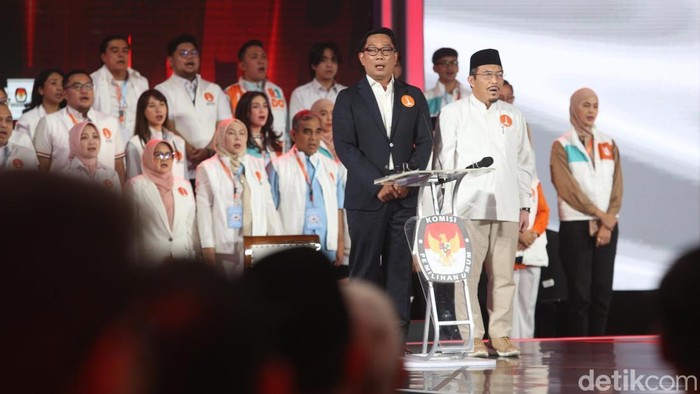Potret Pasangan Cagub-Cawagub Jakarta Sampaikan Visi Misi di Debat Pamungkas Ketiga pasangan calon guburnur DKI Jakarta menyampaikan visi misi saat debat ketiga di Hotel Sultan, Jakarta, Minggu (17/11/2024).
