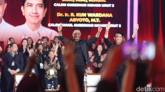 Ketiga pasangan calon guburnur DKI Jakarta menyampaikan visi misi saat debat ketiga di Hotel Sultan, Jakarta, Minggu (17/11/2024).