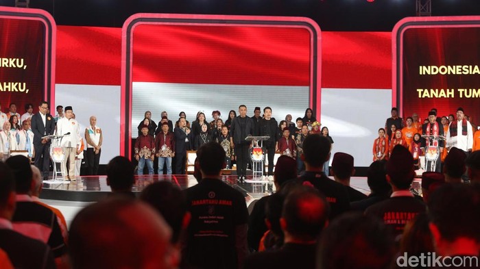 Potret Pasangan Cagub-Cawagub Jakarta Sampaikan Visi Misi di Debat Pamungkas Ketiga pasangan calon guburnur DKI Jakarta menyampaikan visi misi saat debat ketiga di Hotel Sultan, Jakarta, Minggu (17/11/2024).