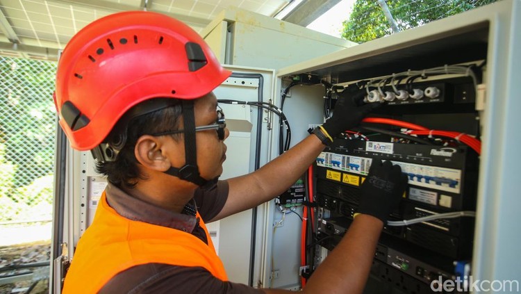 Teknisi Jubir Firdaus (24) saat melakukan pengecekan sinyal di salah satu BTS Kepulauan Anambas, Kepri, Selasa (5/11/2024).