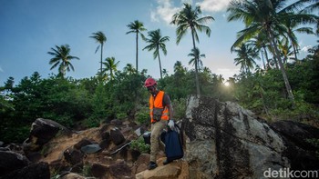 Jubir Firdaus (24), petugas site engineer yang berasal dari Binjai Sumatera Utara ini telah menjadi Penjaga Sinyal sejak September 2024 yang sebelumnya bertugas di Nias.
