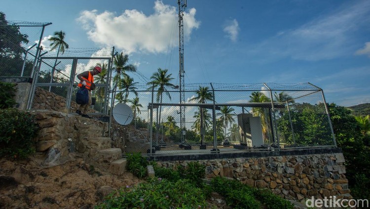 Teknisi Jubir Firdaus (24) saat melakukan pengecekan sinyal di salah satu BTS Kepulauan Anambas, Kepri, Selasa (5/11/2024).