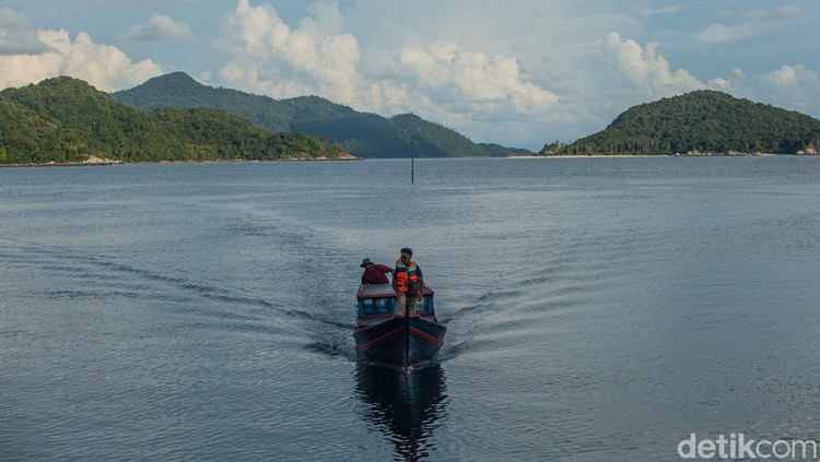 Teknisi Jubir Firdaus (24) saat melakukan pengecekan sinyal di salah satu BTS Kepulauan Anambas, Kepri, Selasa (5/11/2024).