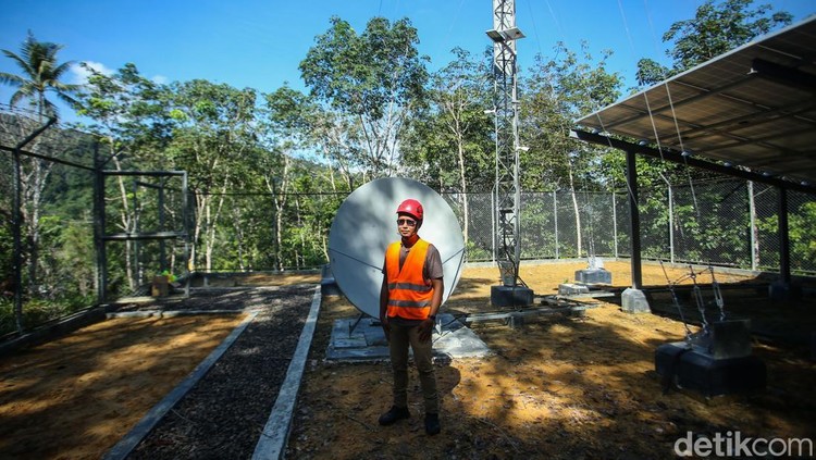 Teknisi Jubir Firdaus (24) saat melakukan pengecekan sinyal di salah satu BTS Kepulauan Anambas, Kepri, Selasa (5/11/2024).