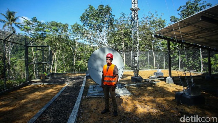 Potret Sang Penjaga Sinyal di Perbatasan Negara RI Teknisi Jubir Firdaus (24) saat melakukan pengecekan sinyal di salah satu BTS Kepulauan Anambas, Kepri, Selasa (5/11/2024).