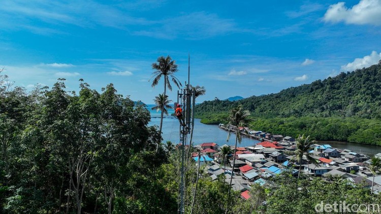 Teknisi Jubir Firdaus (24) saat melakukan pengecekan sinyal di salah satu BTS Kepulauan Anambas, Kepri, Selasa (5/11/2024).