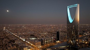 Pemandangan dari drone menunjukkan bulan super terakhir tahun 2024 yang dijuluki Bulan Beaver pada dini hari saat bulan terbit di atas Riyadh, Arab Saudi. REUTERS/Mohammed Benmansour
