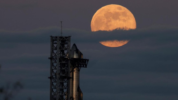 SpaceXs next-generation Starship spacecraft atop its powerful Super Heavy rocket is prepared for launch as the Beaver moon rises, the final supermoon of the year, at  the companys Boca Chica launchpad, in Brownsville, Texas, U.S., November 15, 2024. REUTERS/Joe Skipper     TPX IMAGES OF THE DAY