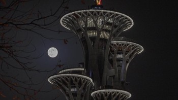 Bulan terbit di atas Menara Olimpiade di Beijing. Supermoon terjadi di perigee: titik di orbit Bulan yang paling dekat dengan Bumi. Bulan purnama perigee tampak sedikit lebih terang dan lebih besar dari rata-rata Bulan purnama, sehingga dikenal oleh sebagian orang sebagai supermoon. AP/Ng Han Guan
