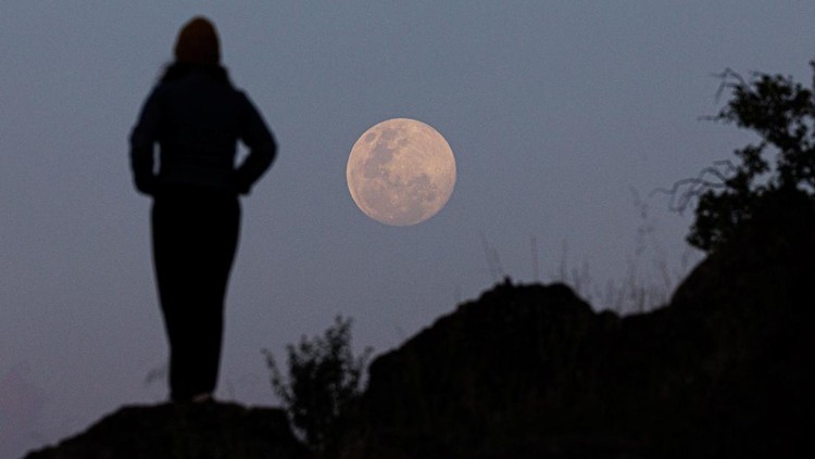 Potret Supermoon Terakhir di 2024 The moon rises over the Andes mountain range, in Santiago, Chile November 14, 2024. REUTERS/Ivan Alvarado