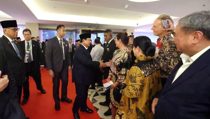 Prabowo tiba di Brasil. Ia disambut WNI yang tinggal di Brasil (Sumber: Tim Media Presiden Prabowo)