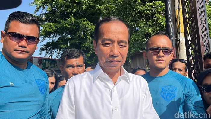 Presiden ke-7 Jokowi Widodo ditemui usai sarapan soto Triwindu, Solo, Minggu (17/11/2024).