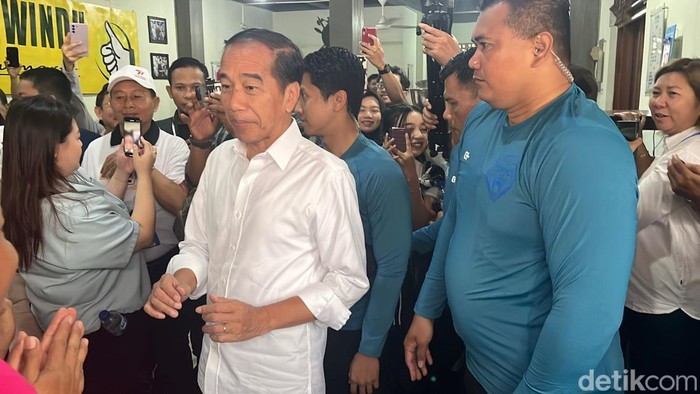 Presiden ke-7 RI Joko Widodo di Soto Triwindu, Solo, Minggu (17/11/2024).