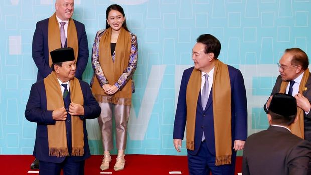 Presiden Prabowo Subianto saat family photo dalam rangkaian acara KTT APEC di Lima, Peru. (dok Biro Pers Sekretariat Presiden)
