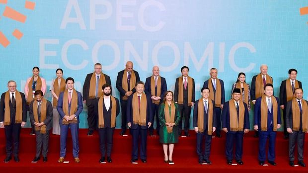 Presiden Prabowo Subianto saat family photo dalam rangkaian acara KTT APEC di Lima, Peru. (dok Biro Pers Sekretariat Presiden)