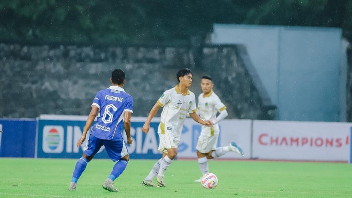 Laga Adhyaksa FC (biru) vs PSIM Jogja (putih) di Stadion Sriwedari, Solo, Sabtu (16/11/2024).