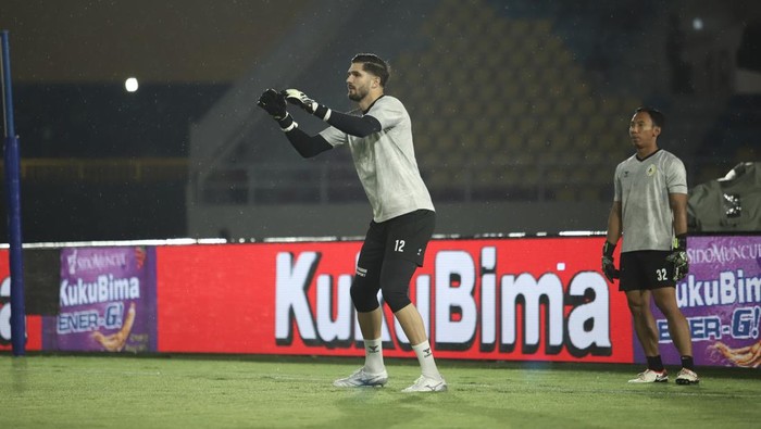 Kiper PSS Sleman, Alan Bernardon saat sesi pemanasan jelang menghadapi Persis Solo di Stadion Manahan, Solo, Minggu (3/11/2024).